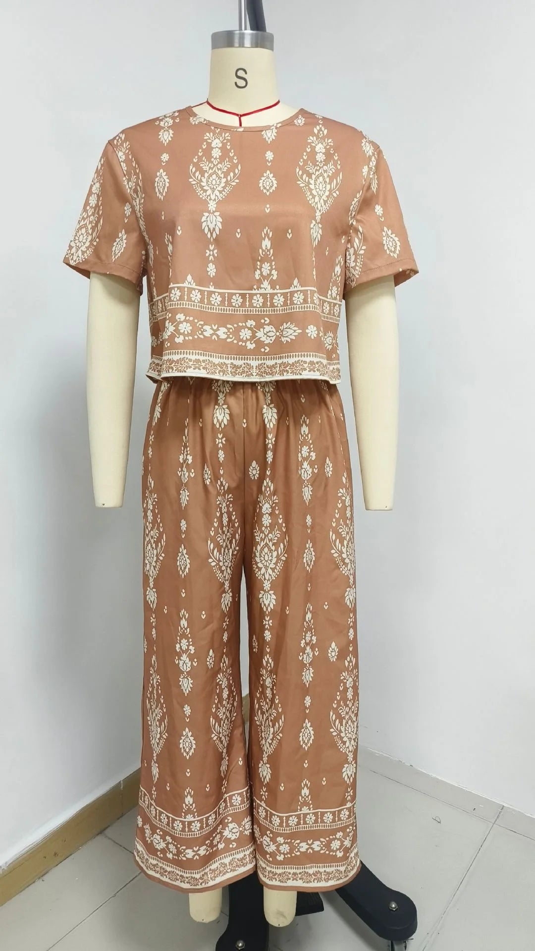 Women's Retro Ethnic Print Two-Piece Set Casual Short-Sleeved Top with 3/4 Length Pants Suit