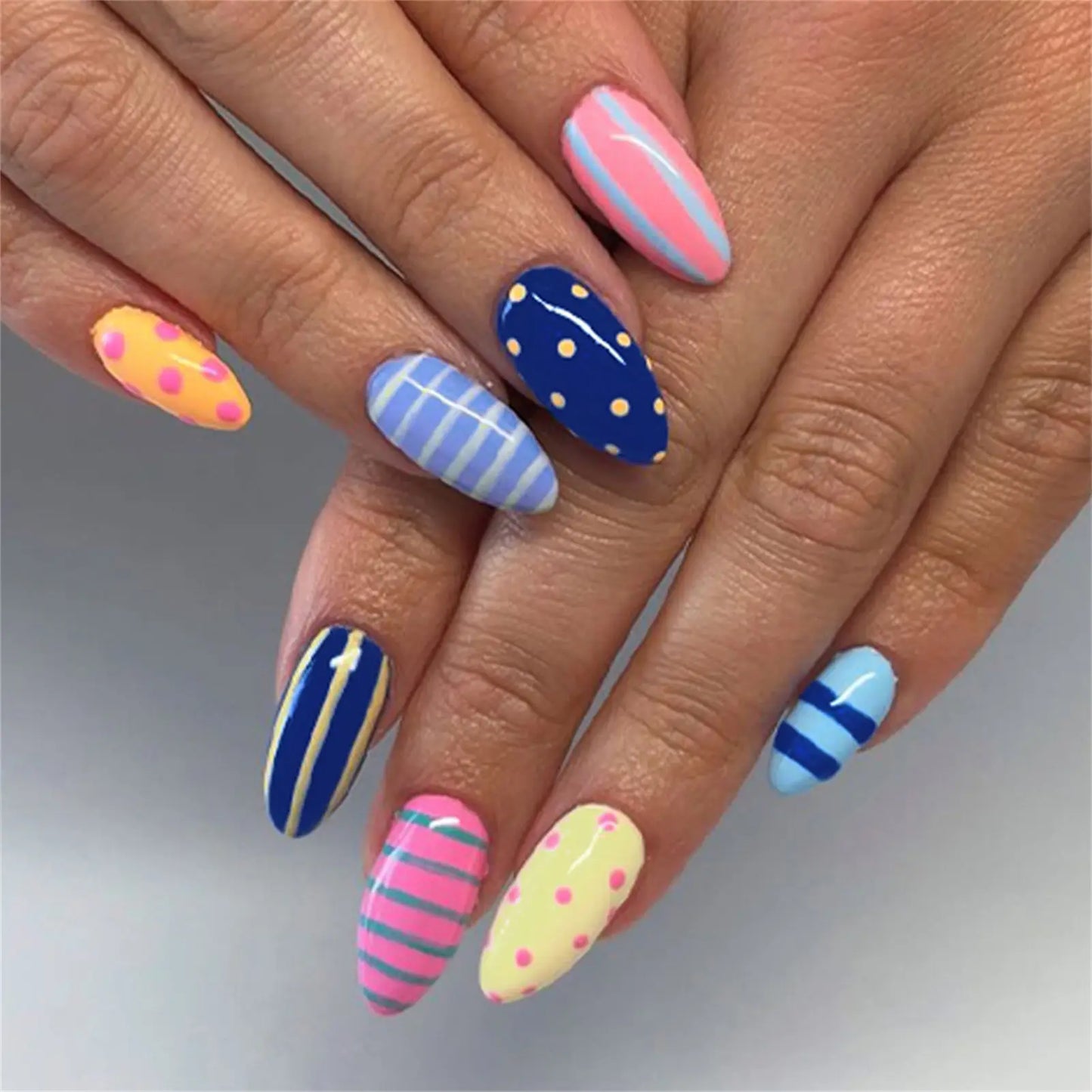 24pcs Red Star Print Fake Nails Sweet Cool Short Almond Press on Nail for Women Wearable Detachable Ins Spice Girl False Nails