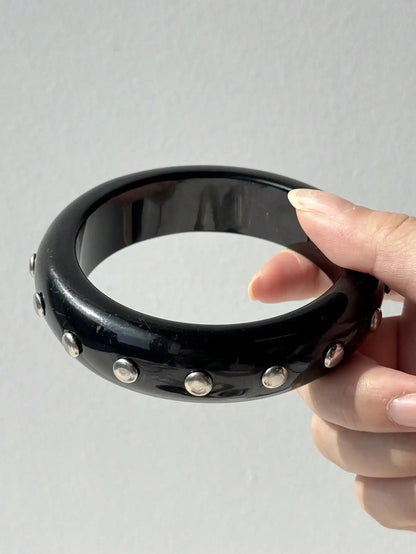 HUANZHI Black and White Irregular Resin Bracelet with Bold, Trendy Design Unique Punk-Style Silver Rivet Clasp Women's Jewelry