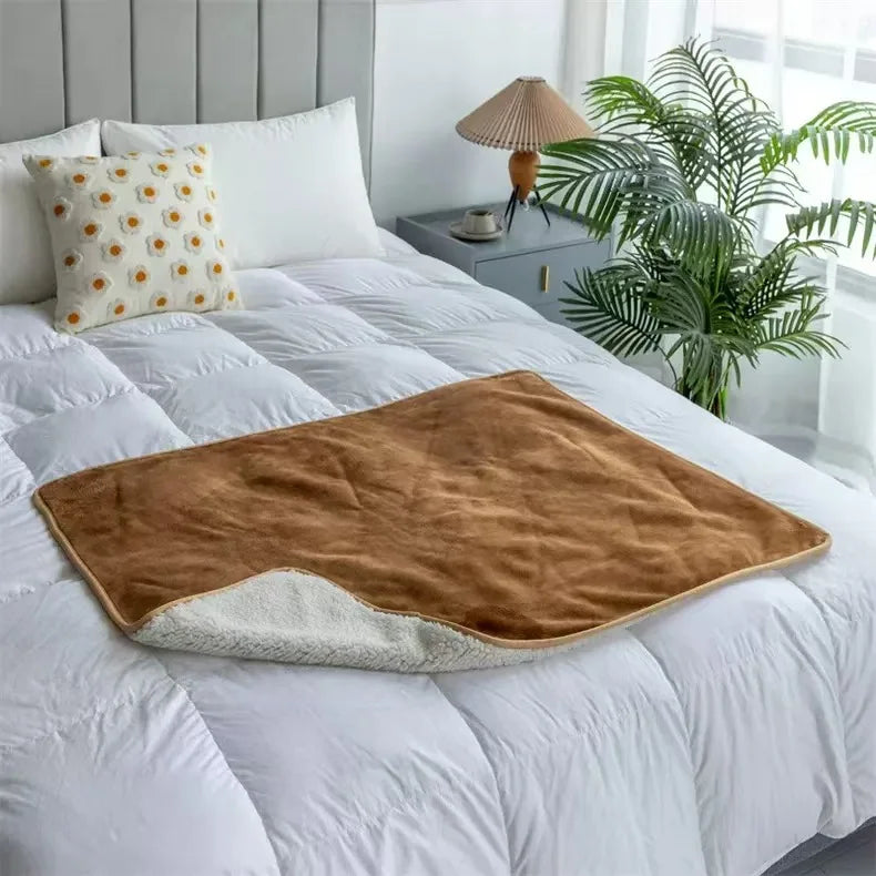 Soft Flannel Pet Blanket Waterproof Splash Resistant Comfortable Blanket for Pet and Couple